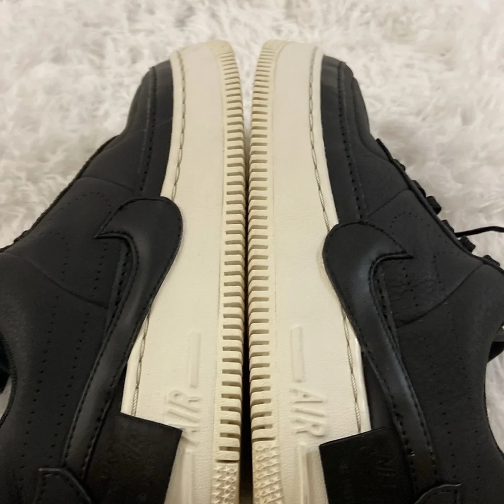 NIKE AIR FORCE 1 WOMEN BLACK LOW BACK SNEAKERS.SIZE-7.